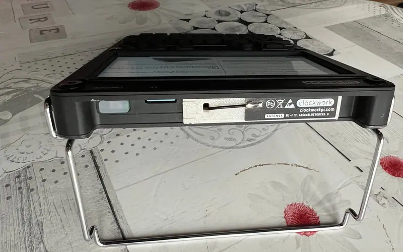 Preview image from ClockworkPi forum for “Solid clip-on cover with a deployable antenna (Kirou)”